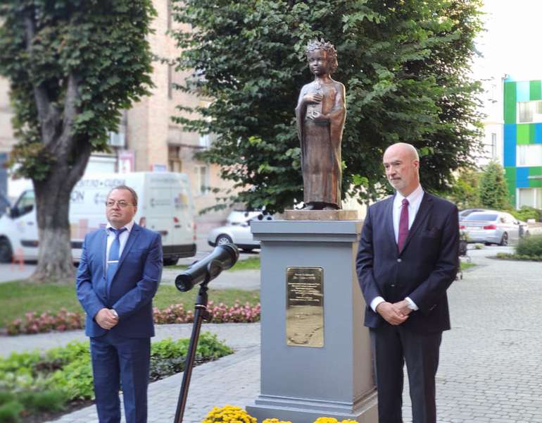 У Луцьку посол Франції в Україні відкрив пам'ятник Анні Ярославні (фото)