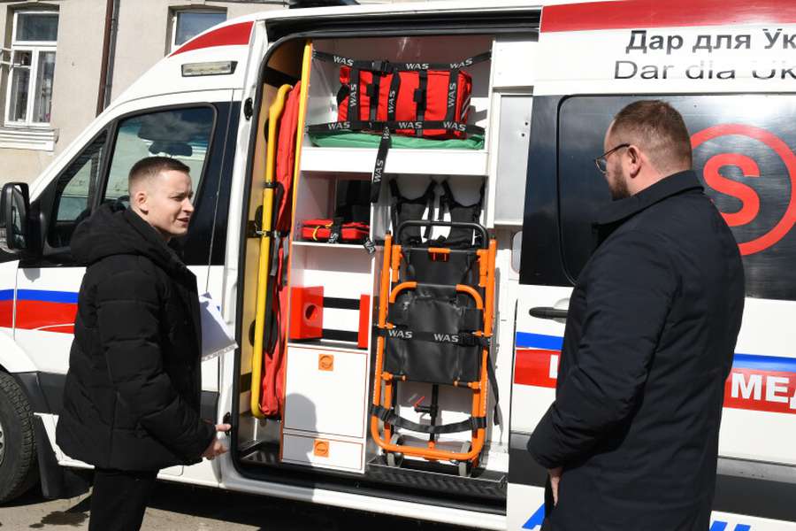 Обладнаний за останнім словом техніки: Луцьк отримав із Польщі автомобіль швидкої допомоги (фото)
