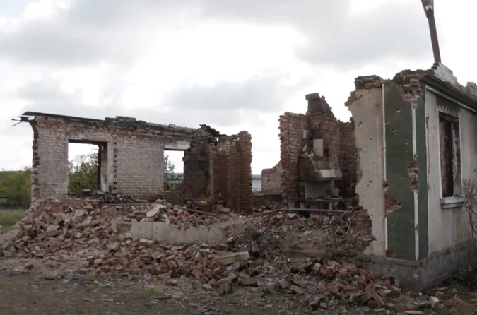 У селі на Волині люди почали ремонтувати майно, яке знищив боєприпас винищувача (фото)