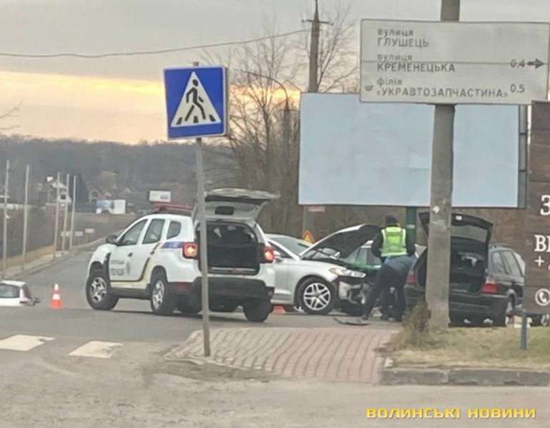 Розтрощені бампери: в Луцьку на перехресті Дубнівської та Глушець зіткнулися два авто (фото, відео)