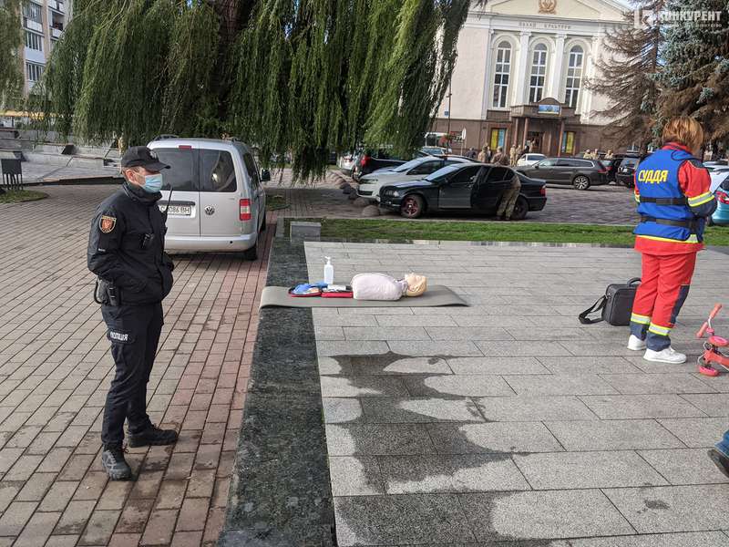 На Театральному майдані в Луцьку «рятували» гумового «самокатника» (фото, відео)