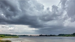 Могутність природи: показали, як над Світязем нависають чорні хмари (фото)