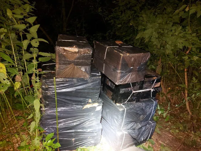 На Любомльщині «на гарячому» затримали двох контрабандистів з човном (фото)