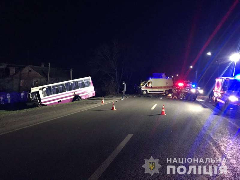 Зім'ятий легковик і автобус у кюветі: деталі смертельної аварії у Княгининку (фото)