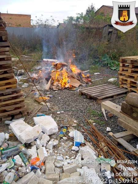 У Луцьку оштрафували виконроба, який спалював будівельне сміття (фото)
