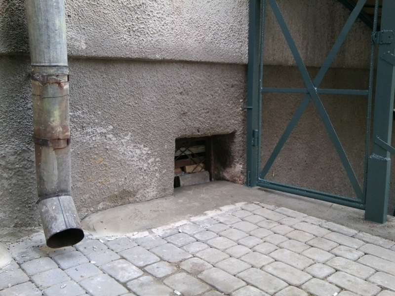 Через ремонт у дворах луцьким підвалам загрожує підтоплення (фото)