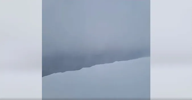 «Явище красиве, але небезпечне»: рятувальники показали снігові фонтани у Карпатах (відео)