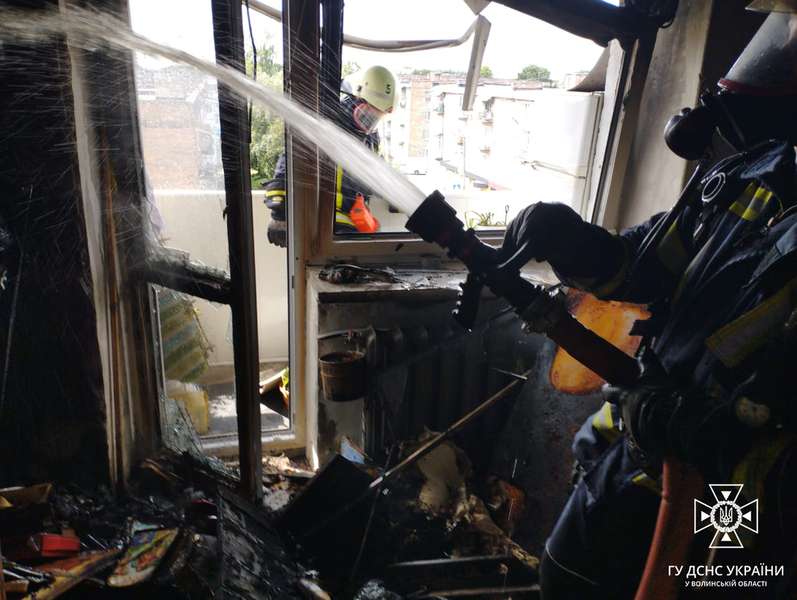 Евакуювали 15 людей: у Нововолинську горіла квартира (фото)