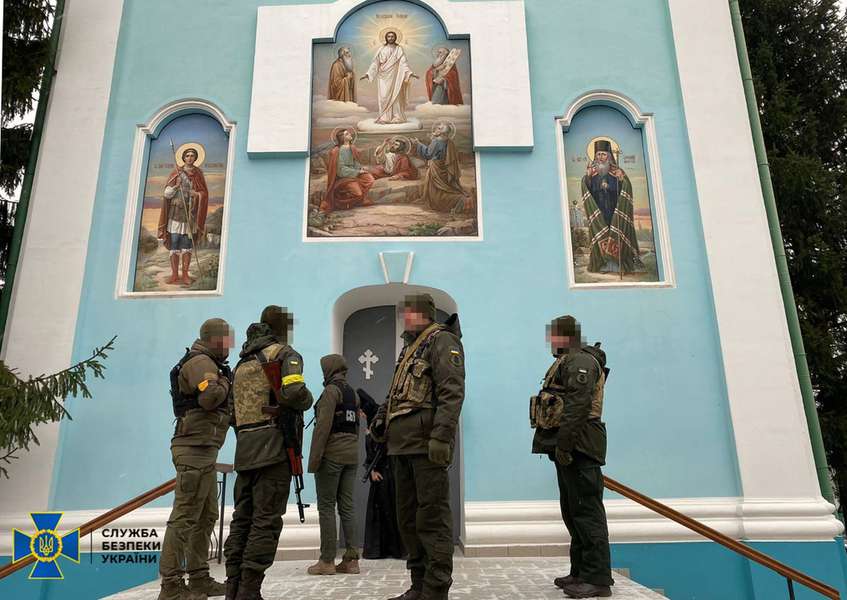 В монастирі на Волині СБУ знайшла молитви за росію та «підручники», в яких вихваляють кремлівський режим (фото, відео)