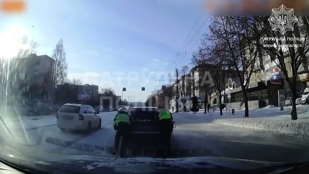 У Луцьку посеред дороги «заглохла» Audi – до узбіччя її доштовхали копи (відео)