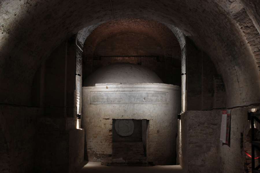 Повернути костелу дихання: як у підземеллях луцького храму готуються зустрічати туристів (фото)