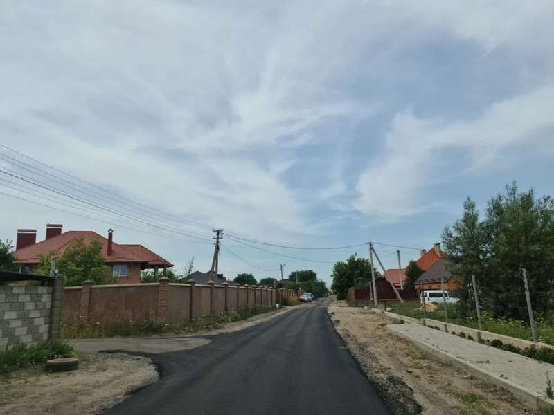 Наче нова: показали, як дрібний ремонт змінив дорогу у селі під Луцьком (фото)