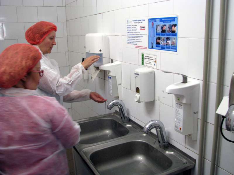 Перед тим, як зайти у виробничий цех, миємо та дезінфікуємо руки