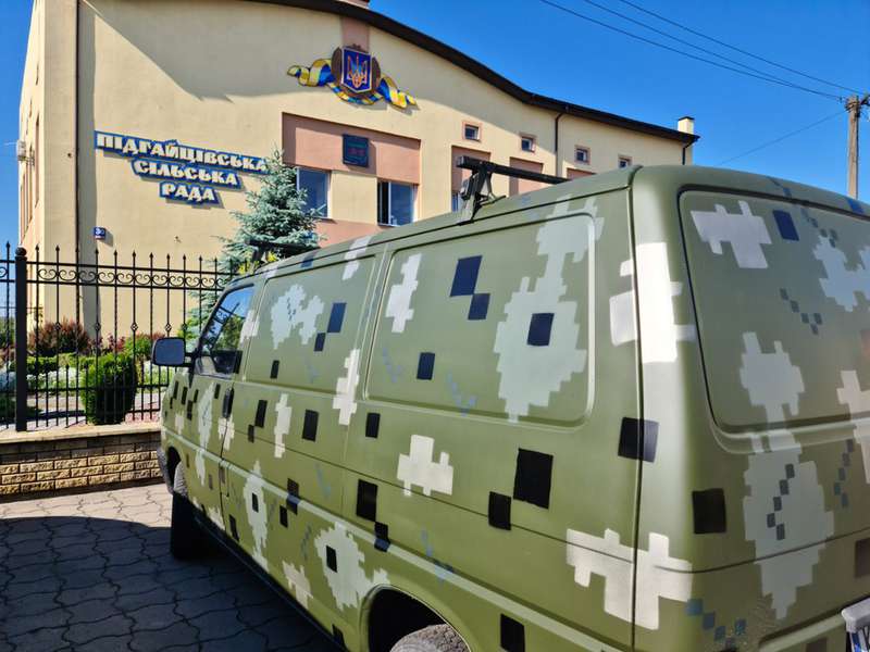 З Підгайцівської громади на фронт відправили авто для військовослужбовців (фото)