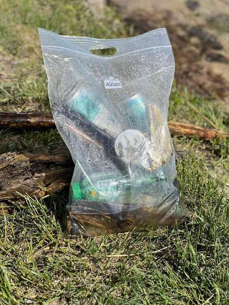 Залізяки, бите скло і пластик: що «зловили» у водоймах Волині (фото)