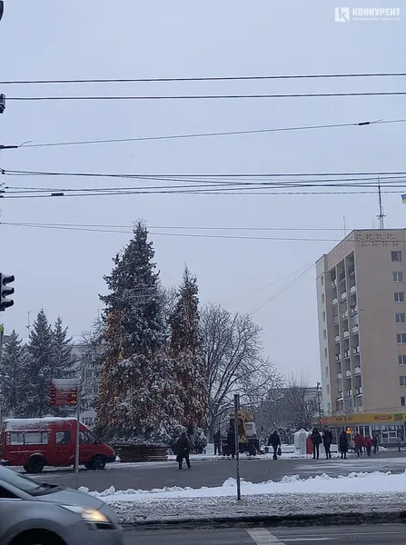 Під луцькими ялинками починають монтувати різдвяне містечко (фото)