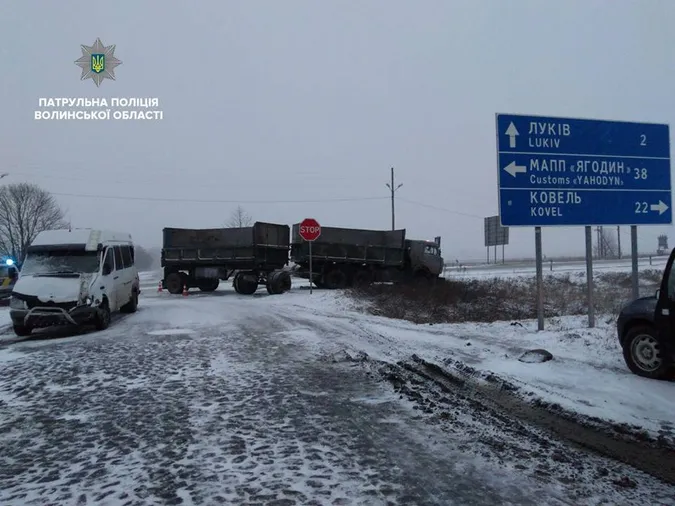 ДТП на Волині: зіткнулися «КамАЗ» і мікроавтобус