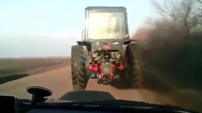 Біля Горохова Volkswagen врізався в причіп трактора