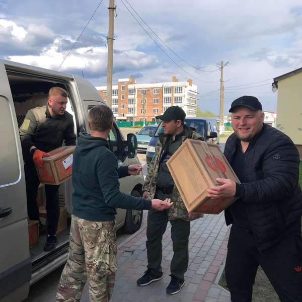 Жителі Бучанського району отримали «сімейні пакунки» від луцьких волонтерів (фото, відео)