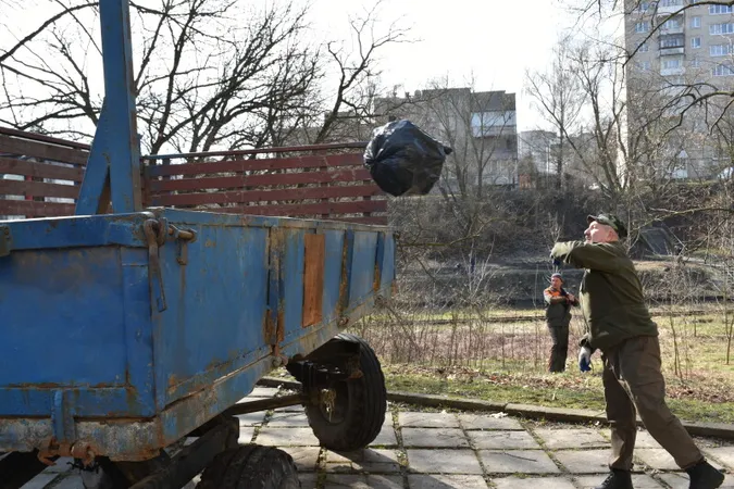 У Луцьку почистили берег Сапалаївки та висадили там клени (фото)