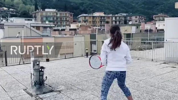 Карантинний теніс: італійки зіграли матч на дахах сусідніх будинків (відео)