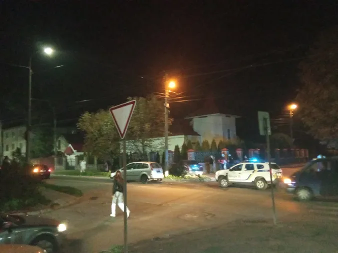 ДТП у Луцьку: автівка вилетіла на газон (фото, відео)
