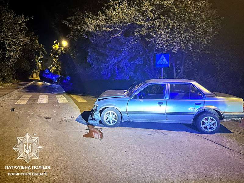 У Луцьку внаслідок ДТП на дах перекинувся Nissan (фото)