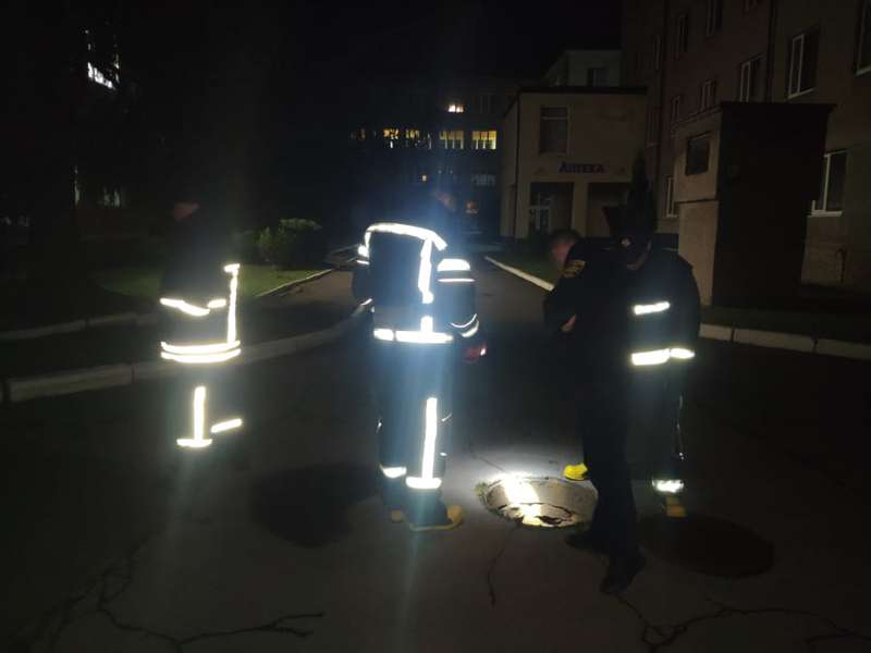 Вночі на території пологового будинку в Луцьку тренувалися рятувальники (фото)