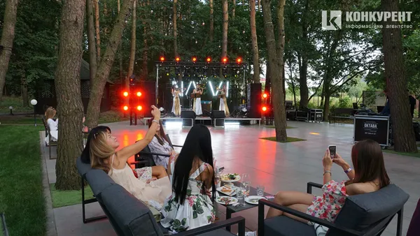 Дискотека, жарти та подарунки: у Луцьку відсвяткували Makis Fest*
