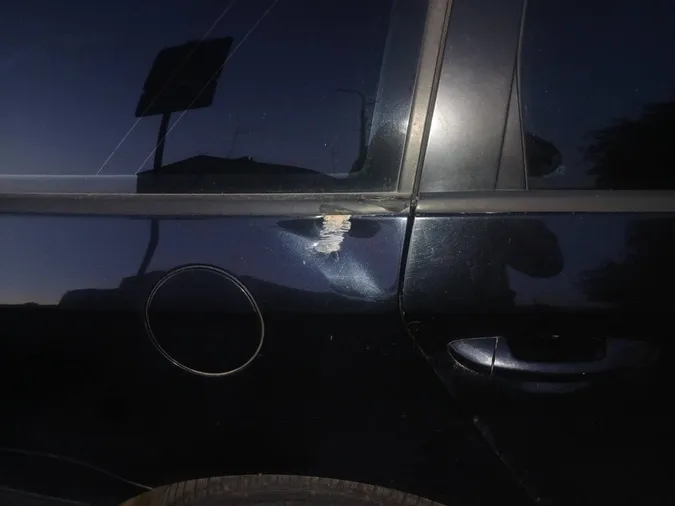 У Луцьку невідомі потрощили автівку та розбили заднє скло (фото)