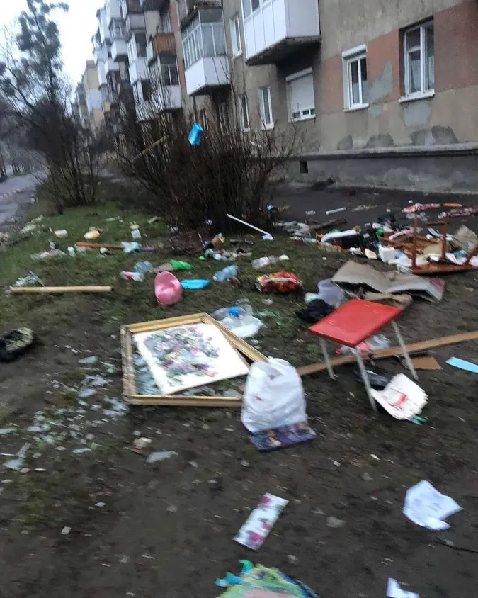Вночі у Луцьку жінка кричала і викидала речі з балкону (відео)