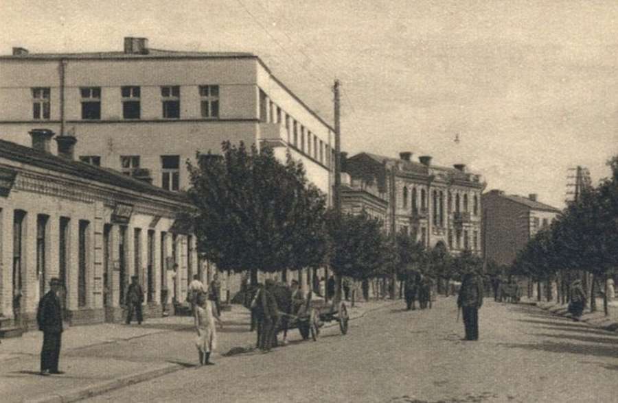 Будинок Хаї Глікліх – зліва високий на вулиці Пілсудського (нині Винниченка), де зараз поліція