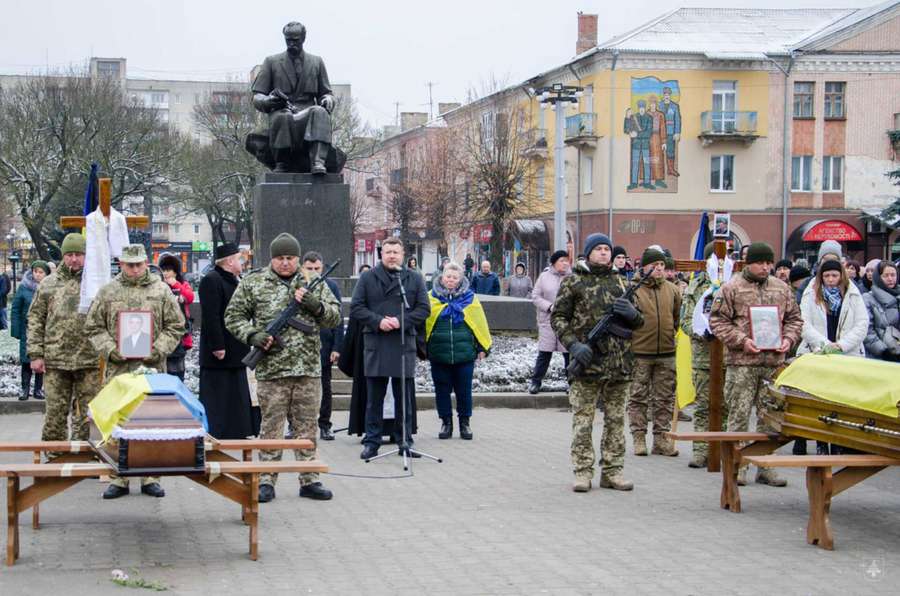 Нововолинськ попрощався одночасно з чотирма Героями (фото)