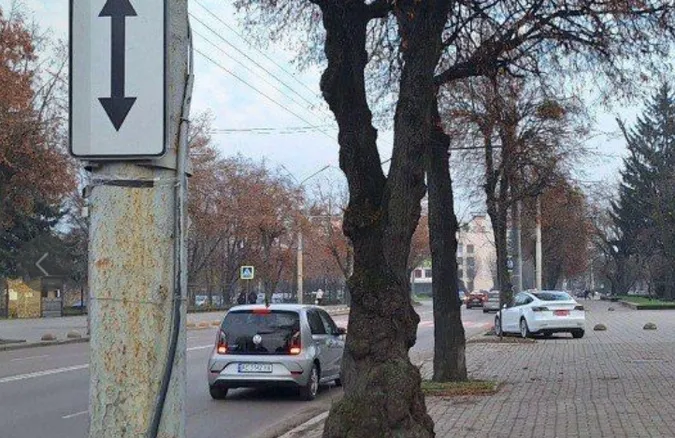 У Луцьку «ганяли» водіїв за припарковані авто на проспекті в центрі міста (фото)