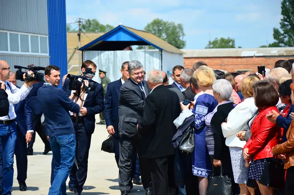VIP-персони, гвинтокрили та новий завод: репортаж з візиту Порошенка на Волинь (фото)
