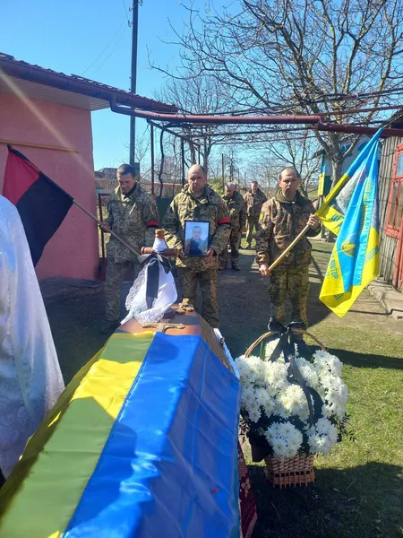 На Волині попрощалися із молодим воїном Віктором Красноперою (фото)