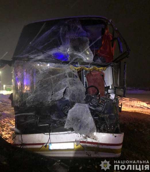 Двоє постраждалих: на Волині зіткнулися вантажівка та автобус (фото)