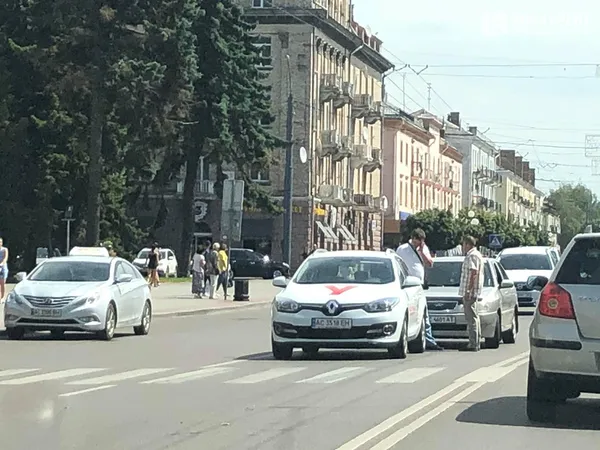 У центрі  Луцька – ДТП: утворився затор (фото)