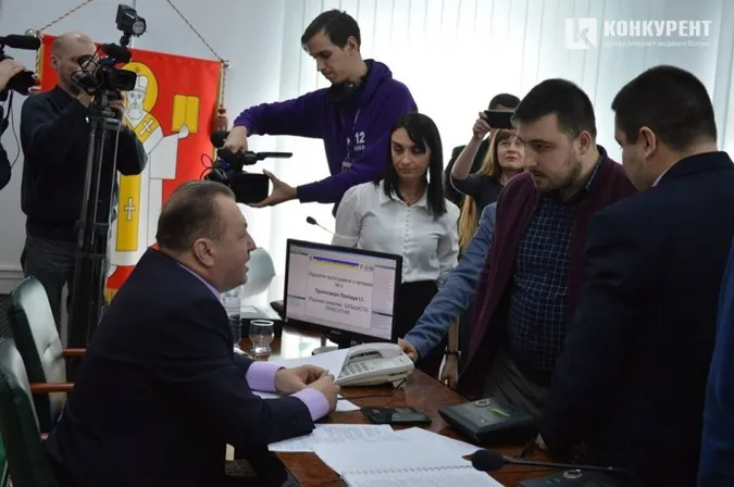 Муніципали силою відбирали у депутата Данильчука музичну колонку (відео, оновлено)