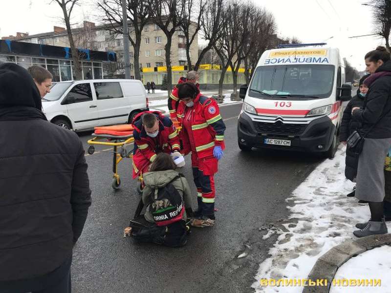 У Луцьку аварія на переході: збили молоду дівчину (фото, відео)