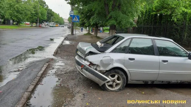 Рахував гроші: у Луцьку маршрутка врізалася в авто (фото)