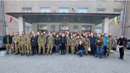 Звільнених із полону українських бійців везуть додому (фото)