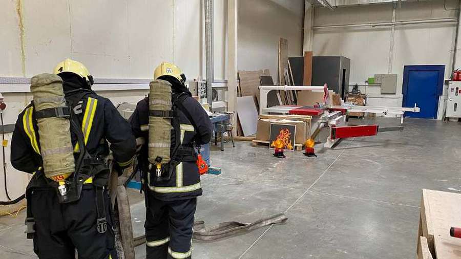 У Луцьку пожежники евакуювали людей з «Епіцентру» (фото, відео)