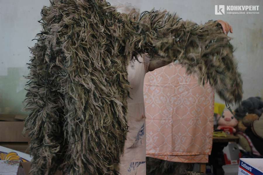 Щоб сховати від ворога: як у Володимирі переселенки плетуть «кікімори» для військових (фото)