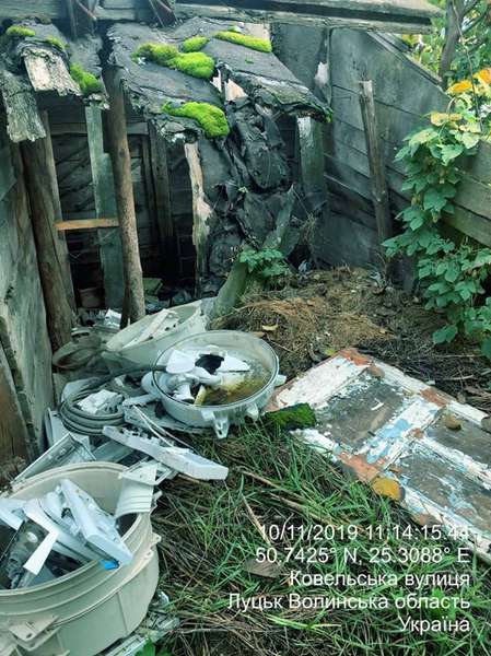 Лучанин «спалився» на підкиданні сміття, поки муніципали демонтували сарай