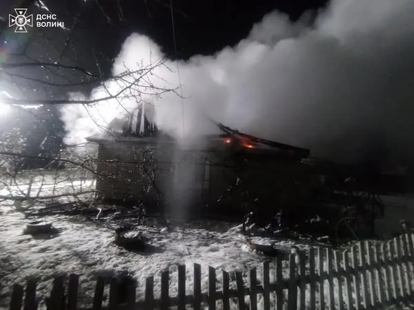 Дим стовпом: на Ковельщині горів будинок (фото)