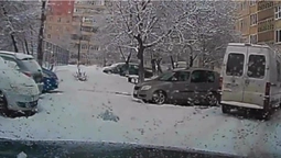 Стояв припаркований у дворі: мікроавтобус протаранив легковик та втік (відео)