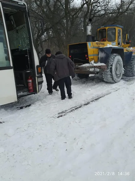 На Волині витягнути автобус зі снігу змогли лише важкою спецтехнікою (відео)