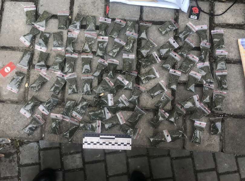 У Луцьку зловили наркоділка з майже сотнею «закладок» (фото)