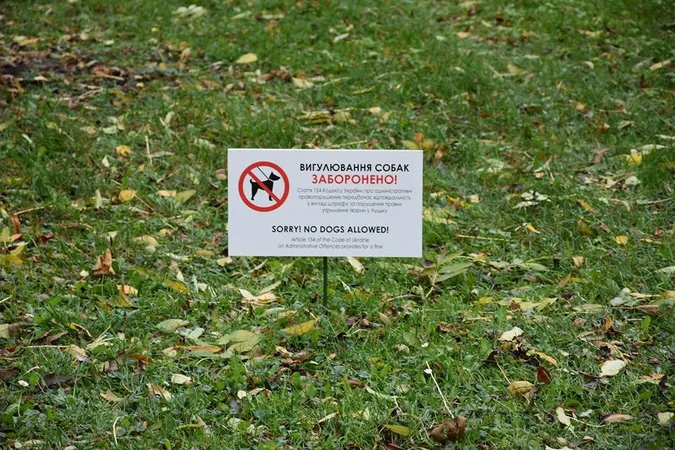 У Луцьку на меморіалі заборонили вигулювати собак (фото)